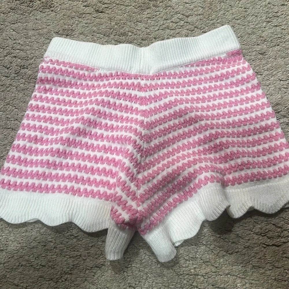Yllw pink and white scalloped shorts size small EUC